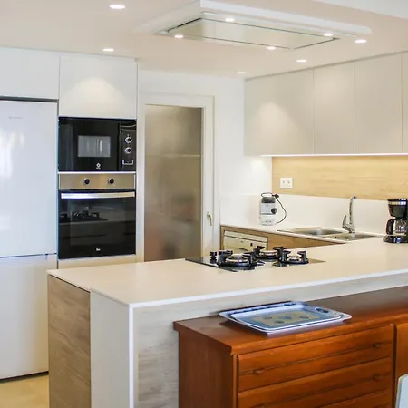 4 Bedroom Awesome In Apartment *